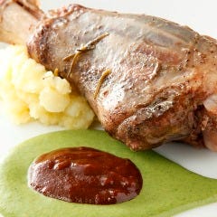 ワインに合わせたメイン料理も数種ご用意しております。