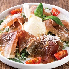 自慢の食材やチーズを使った本格イタリアンをワインとともに。