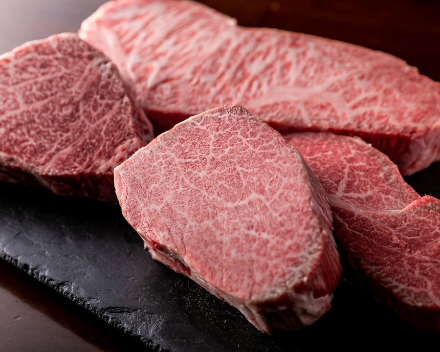 鉄板焼で提供するお肉は、厳選したA5黒毛和牛のみを使用