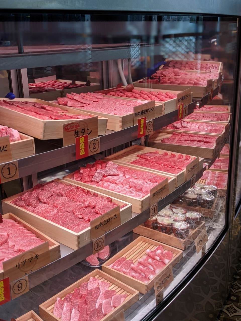 店内に並べられたバリエーション豊富な牛肉の各種部位