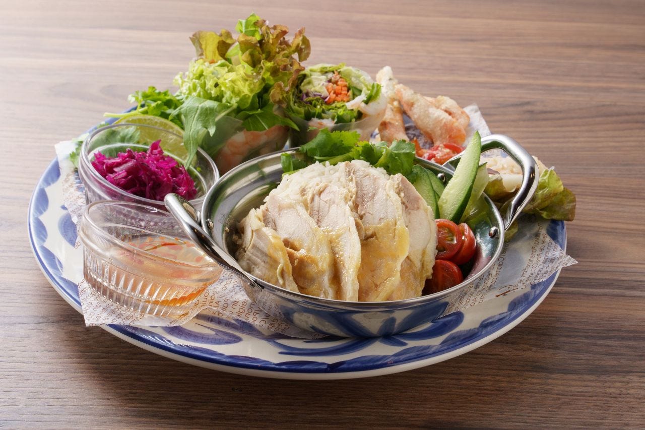 サラダが添えられたカオマンガイプレート