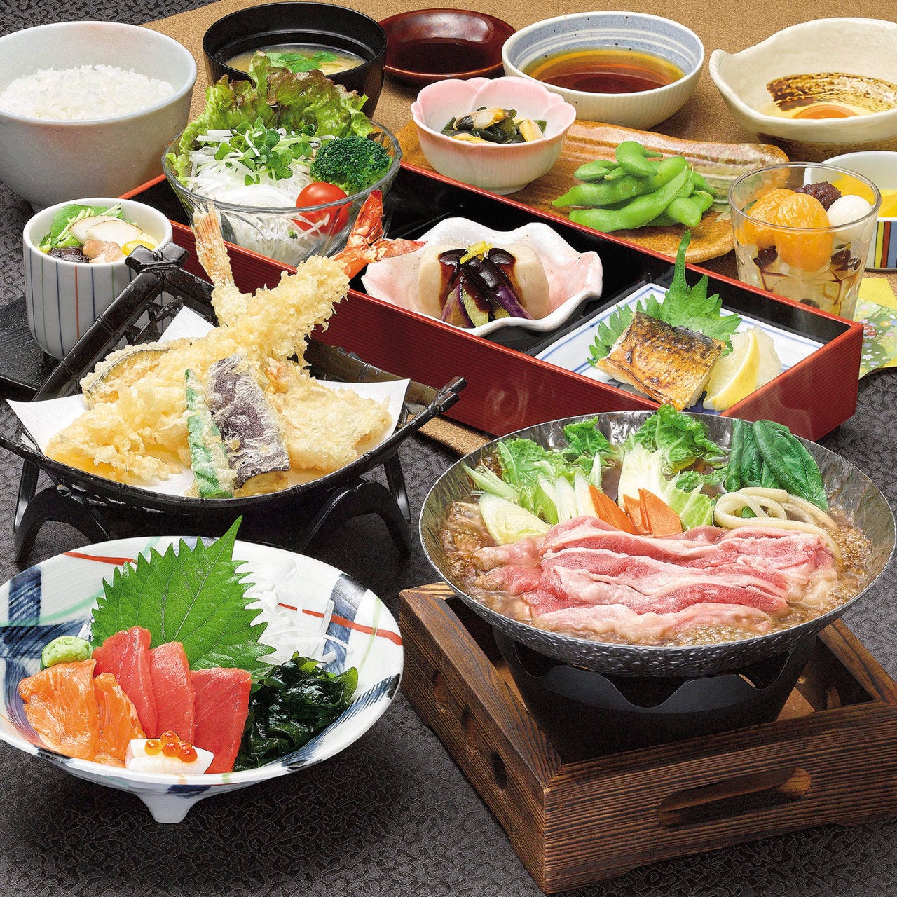 メインのすき焼きの他、焼魚や天ぷらなど多彩な和食料理が楽しめる『すき焼き会席コース』＜全10品＞