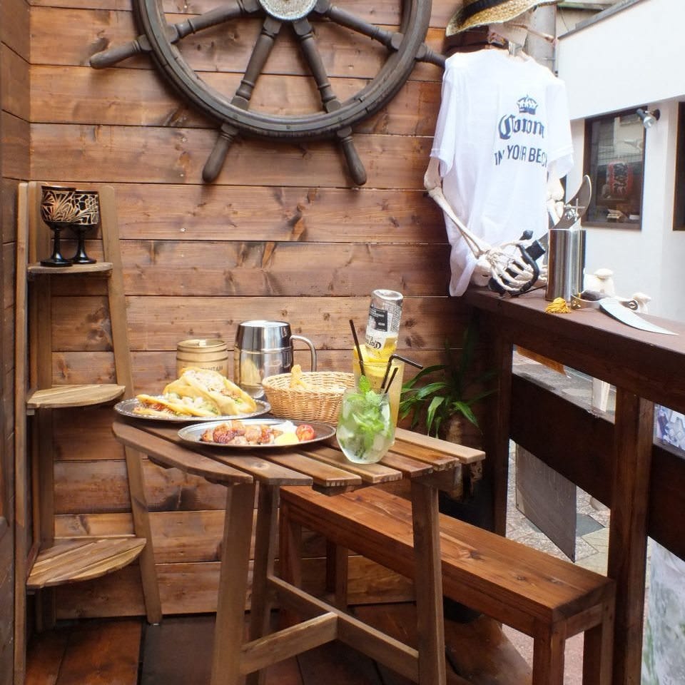 料理やドリンクがテーブルの上に置かれたカリブの酒場 町田本店の店内の様子