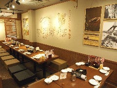 掘りごたつ席は足を伸ばしておくつろぎいただけます。