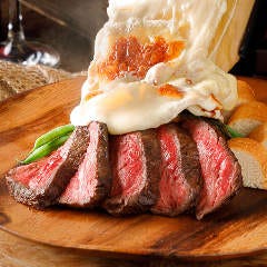 熱々の鉄板からかけるとろ～りチーズをお肉と一緒に☆