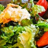 新鮮野菜を使ったサラダなど、一品料理も豊富に
ご用意！