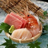 毎日市場で選んで仕入れる旬の魚介による江戸前鮨を堪能！