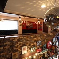 キャデラックカフェ ハンバーガーダイニング_レトロかわいいオールディーズな店内