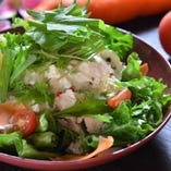 山原若鶏とゆし豆腐の水菜サラダ