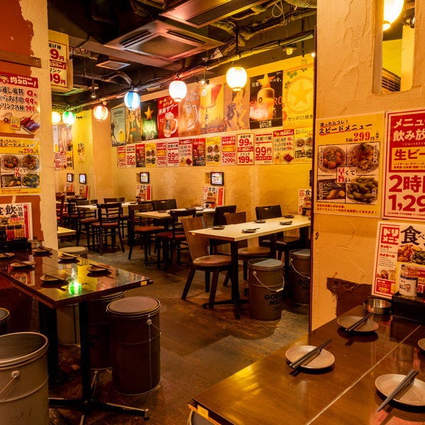 テーブル席が並んでいるカジュアルな雰囲気の居酒屋均タロー大宮店の店内