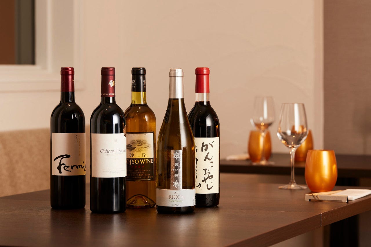 日本全国の日本ワインを約１００種ほどご用意しております。