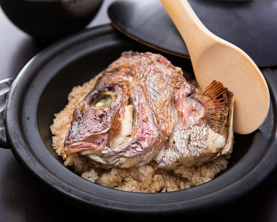 湯島　和泉名物　土鍋鯛めし
尾鷲直送の鯛を使用した必食の一品