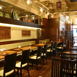 テーブルが並んだ木目調のソムオーの店内