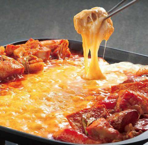 古里屋 秋葉原のチーズタッカルビを箸で持ち上げている様子