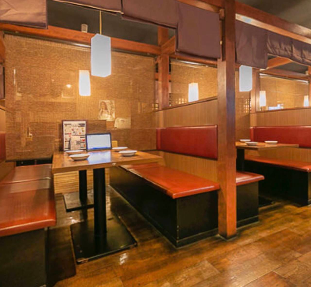 テーブル席が並ぶ古里屋 秋葉原の店内の様子