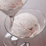 季節のアイスクリーム。爽やかな甘さです。