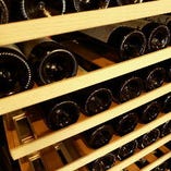 ワインは品質を損なわないよう、しっかりとワインセラーで保管しています。