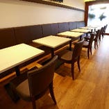 テーブル席は各卓ゆとりをもって配置しておりますので、他のお客様を気にせずお食事を楽しめます。