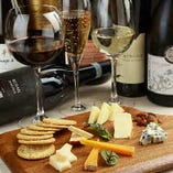 ワインと一緒に食べたいチーズ盛り合わせ。様々な種類のチーズを楽しめます。