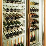 店内にはワインセラーを完備。赤ワイン、白ワイン、シャンパン等、豊富な種類のワインをご用意しております。