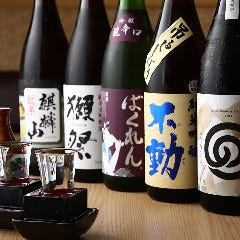 獺祭をはじめとした、全国の銘酒を常時50種類以上ラインナップ