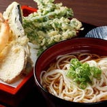 海老・豚ロース・野菜の天ぷらとうどん・そばは鉄板の組み合わせ