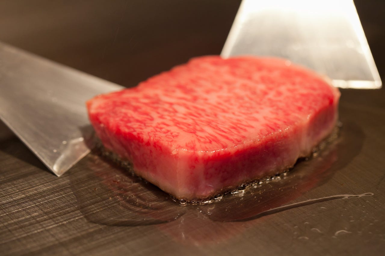 鉄板で香ばしく焼き上げられる「鉄板焼き特撰牛ハラミ肉のサービスステーキランチ」