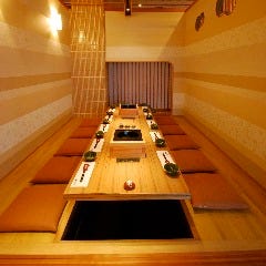 和彩旬彩 うおまん 尼崎キューズモール店_10名様までのお座敷個室。掘りごたつでゆったりと。