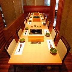 和彩旬彩 うおまん 尼崎キューズモール店_12名様までのテーブル席。すだれで個室感覚の空間に。