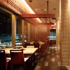 和彩旬彩 うおまん 尼崎キューズモール店_お隣との席を&ldquo;すだれ&rdquo;で仕切った6名様までの個室感覚のテーブル席です。