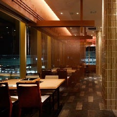 和彩旬彩 うおまん 尼崎キューズモール店_すだれをおろせば個室空間にもなるテーブル席