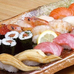 和彩旬彩 うおまん 尼崎キューズモール店_厳選魚介を使用した大皿の寿司盛合せも人気。