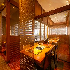和彩旬彩 うおまん 尼崎キューズモール店_団体様用の12名様までご利用可能な個室感覚のすだれで仕切ったテーブル席もございます。ご宴会時やちょっとしたお集りの際にも、ご利用頂きやすいお席となっております。ぜひご予約くださいませ。