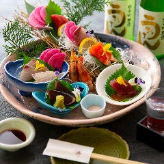 和彩旬彩 うおまん 尼崎キューズモール店_うおまんでは全国の漁港・市場へ足を運び、その時期・土地でしか手に入らない魚を厳選して買い付け、仕入れています。特に「料理長おすすめ! 特選造り盛合せ」は、ぜひお召し上がりいただきたいです。