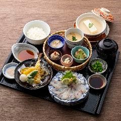 和彩旬彩 うおまん 尼崎キューズモール店_体にやさしいお昼ごはんもご用意しております。各種定食メニューはご飯・赤出汁ともに「おかわり無料」ですので、お気軽にご利用ください。また平日限定メニューや土・日・祝限定の定食もございます。