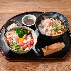 和彩旬彩 うおまん 尼崎キューズモール店_【削りたて鰹節使用】七種の旨味のまかない丼とミニうどん定食
