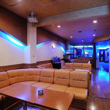 Lounge Bar Cuzila　沼津駅北口  店内の画像