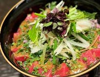 ゆかり風マグロ丼
（お通し、小鉢、ご飯、漬物付き）