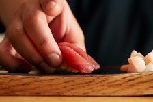 3種類の赤酢を使い握った江戸前寿司