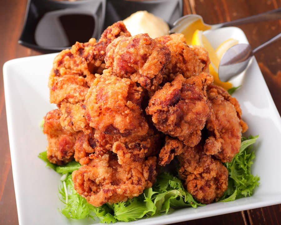 白い角皿に盛られた大量の唐揚げ