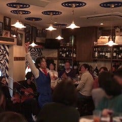 目の前で踊る！ ギター＆唄も生演奏！