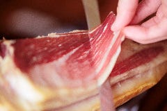 生ハムの最高品質と言われるイベリコ豚"ベジョータ"は手切り！