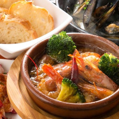 スペインバル&タパス Sol y Luna_【女子会コース】お得な飲み放題3.0h!魚介のパエリアをメイン料理に、アヒージョなどをゆっくり楽しむ♪