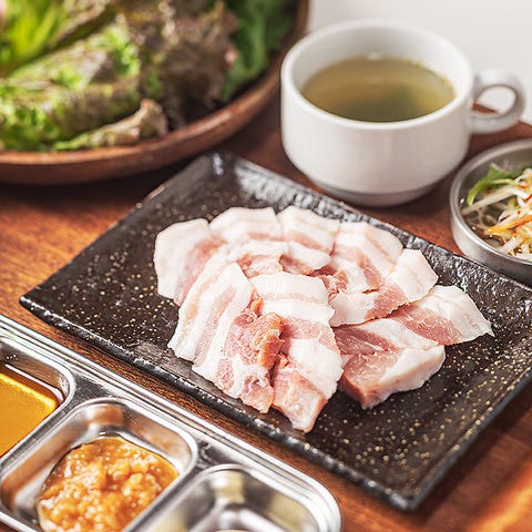お皿に盛りつけられたサムギョプサル食べ放題コースの豚バラ肉