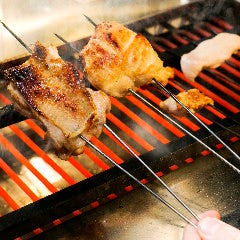 ふっくらジューシーに焼き上げた鷄は滴る脂とパリパリの皮が絶品
