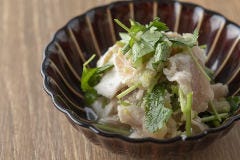 湯引きササミと三つ葉のおろしわさび和え