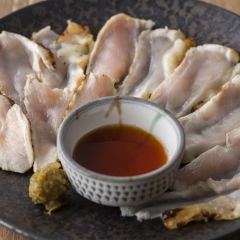 上州地鶏ムネ肉のタタキ。新鮮だからこその味わい。
