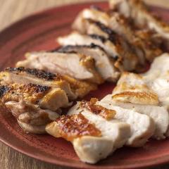 上州地鶏の炭火焼きから柚子胡椒添え～香ばしさと旨味を堪能。
