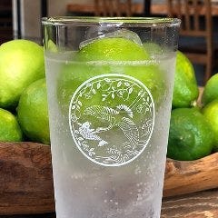 あらたえ自慢の島レモンサワーは人気の一品。