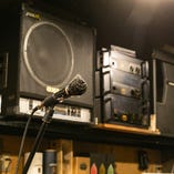 店内でのライブ演奏も可能！マイクなどの音響設備も備えています